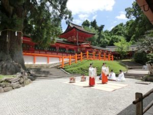朱塗りの社殿が鮮やかな「春日大社」