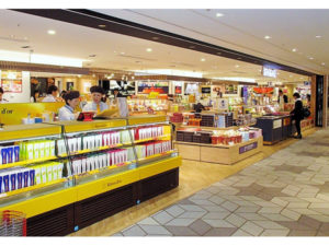大阪伊丹空港でお土産探し